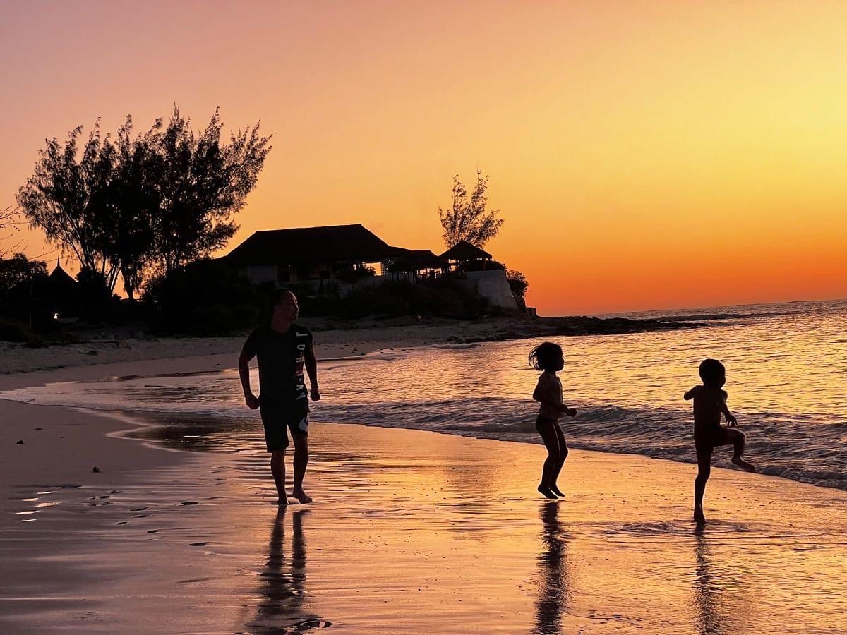 En famille sur la plage au coucher du soleil